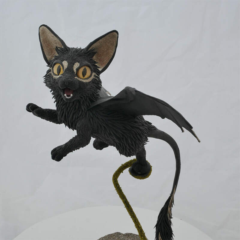  art cat sculpture EF26 And lastly, the iconic gold accents to finish up this piece