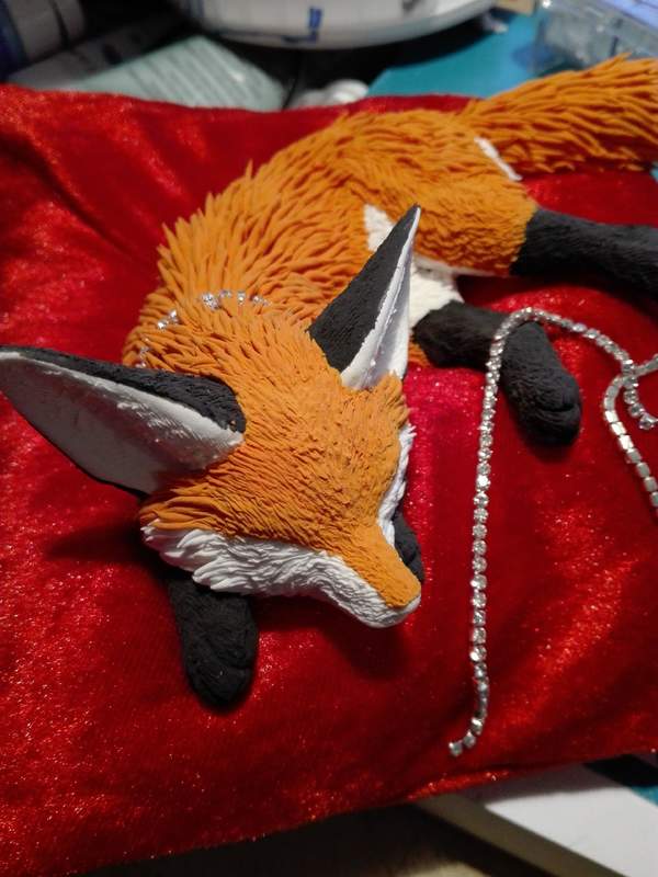  fox art sculpture ef26 What would a fancy spoiled little fox need next to a fluffy pillow? Why a diamond necklace of course!