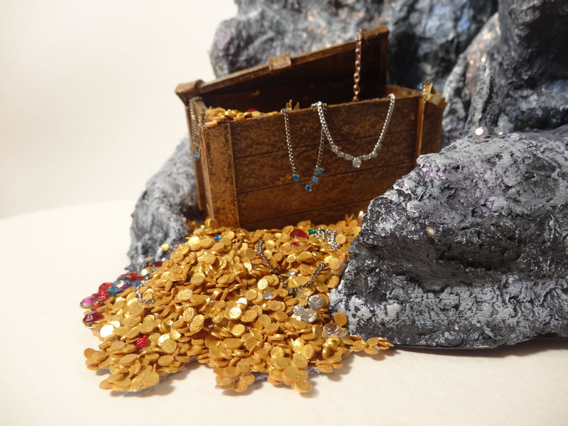  sculpture commission artwork companion dragon treasure rock mountain This treasure was really fun to figure out, how to make so many coins, how to make it look fun and looking like it truely holds loads of valuable items :)